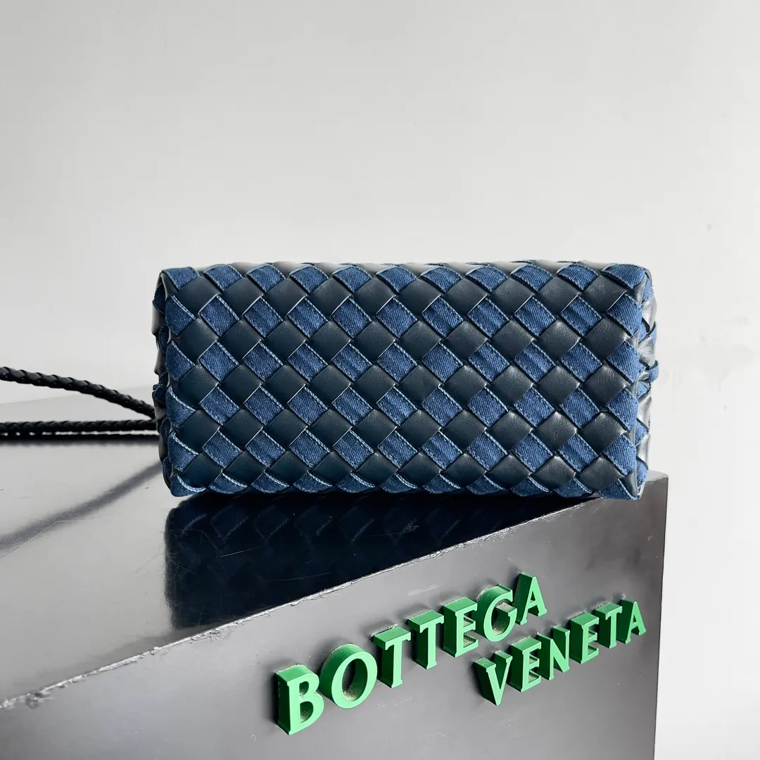 Batch 1960 BOTTEGA VENETA's new ANDIAMO handbag. This denim woven bag perfectly interweaves retro and trendy! Each strand of hand-woven denim carries ingenuity, and the color-blocking design breaks away from the norm. Not only is the capacity impressive, it also adds fun and cuteness, making it easy to hold various styles. Exquisite metal accessories shine on the ruggedness of denim, coexisting toughness and femininity. Denim has its own youthful and energetic attributes, giving people a retro, classic and relaxed and free feeling. During the weaving process of this bag, the denim is hand-woven into the leather through small gaps. The skills are quite exquisite! Not to mention the capacity, it can accommodate an umbrella and a water cup! Style number: 743568 Size: 25*22*10.5cm